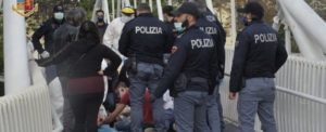 Tenta di gettarsi da un ponte in Calabria, le volanti salvano la vita ad un ragazzo item-thumbnail