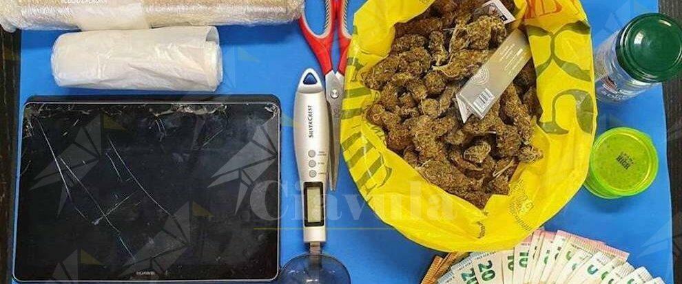 Beccato con la droga in casa, i carabinieri lo arrestano