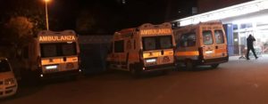 Malati tenuti nelle ambulanze davanti al pronto soccorso di Locri. Intervengono i carabinieri e il sindaco item-thumbnail