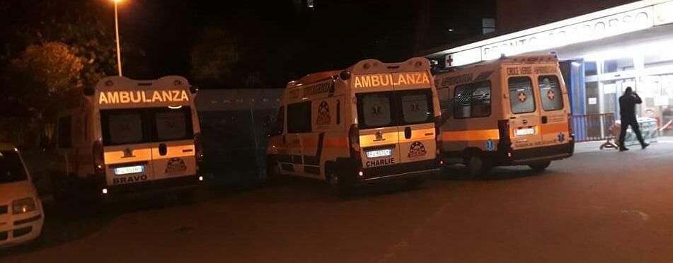 Malati tenuti nelle ambulanze davanti al pronto soccorso di Locri. Intervengono i carabinieri e il sindaco
