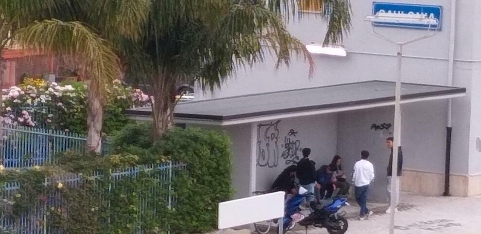 La stazione di Caulonia luogo di assembramento. Ragazzi, fate attenzione!