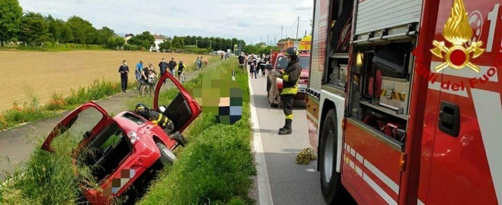 Perde il controllo dell’auto e finisce in un fossato: intervengono i vigili del fuoco