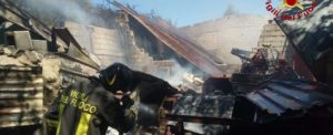 Incendio in un capannone agricolo, intervengono i vigili del fuoco item-thumbnail