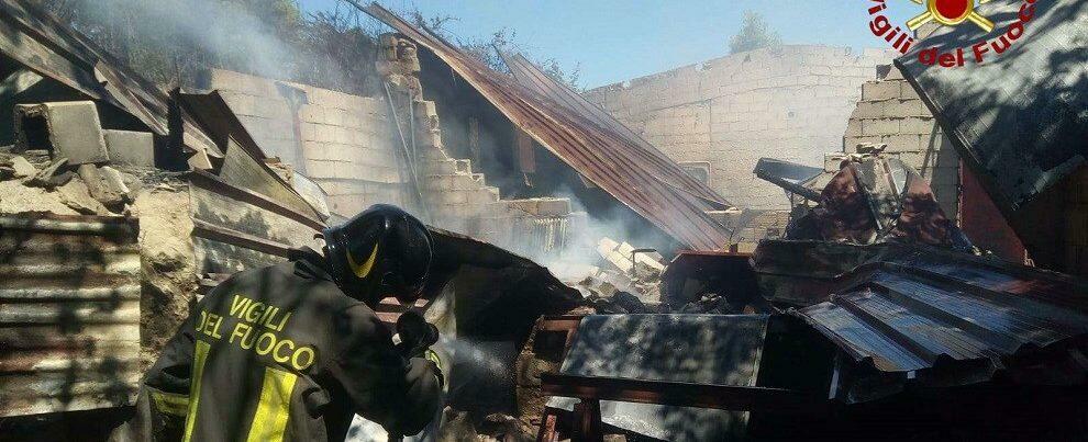 Incendio in un capannone agricolo, intervengono i vigili del fuoco