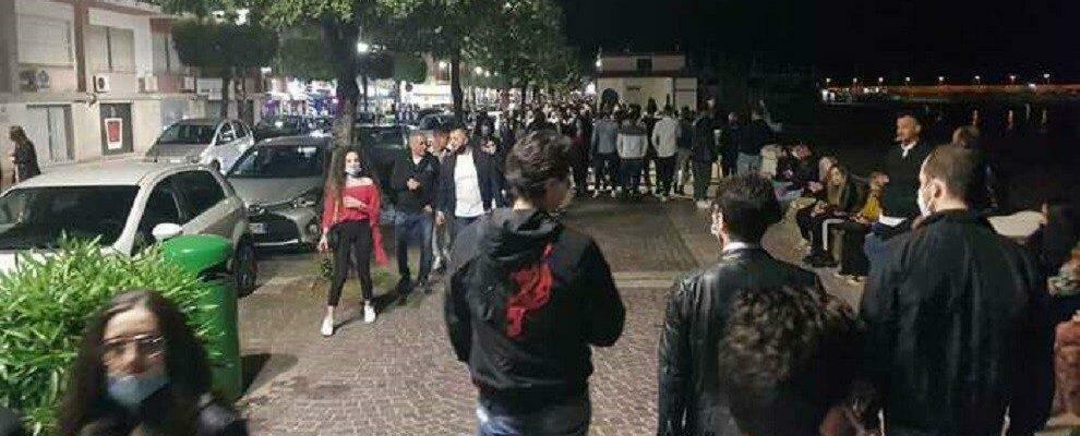 A Crotone locali affollati e gente in spiaggia