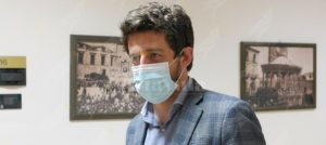 Sindaco annuncia: “Forse c’è un positivo ma dobbiamo attendere 6 giorni per l’esito del tampone. Si gioca col fuoco” item-thumbnail
