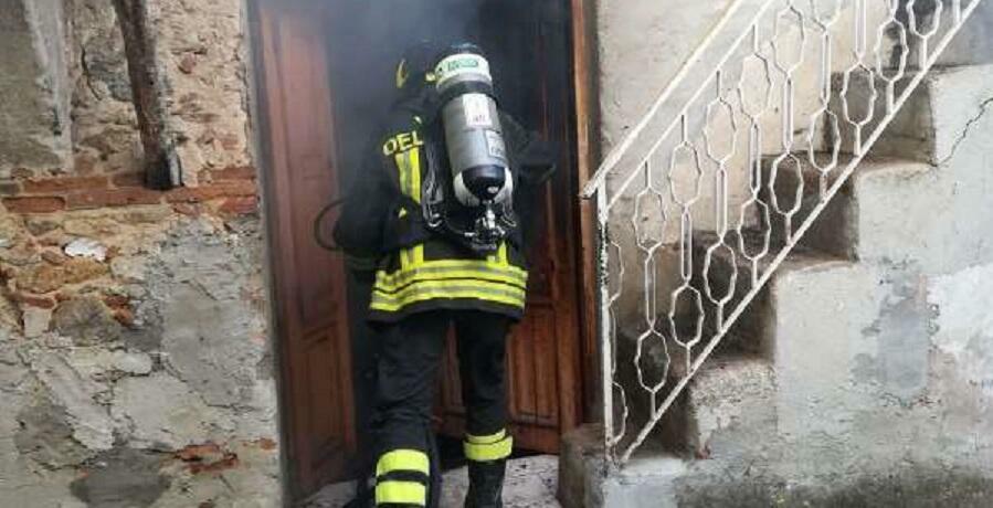 Vigili del fuoco di Serra San Bruno domano incendio in abitazione