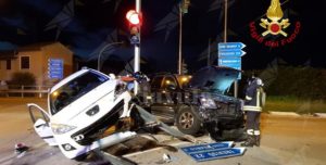 Incidente tra 2 auto al semaforo, un ferito item-thumbnail