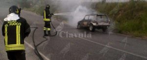 In Calabria auto prende fuoco mentre il conducente la guida item-thumbnail