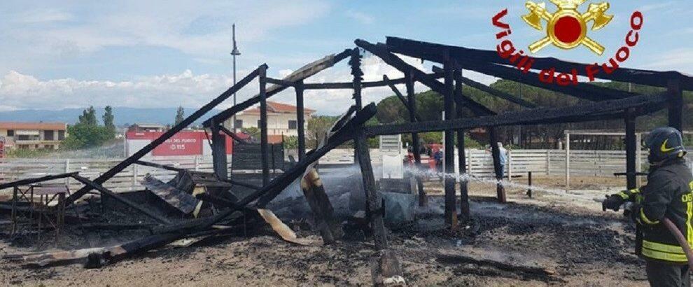 In fiamme stabilimento balneare in Calabria, indagano i carabinieri