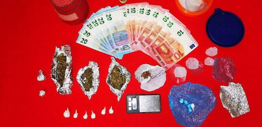 Calabria: sorpreso in possesso di marijuana e cocaina. Arrestato per detenzione ai fini di spaccio di sostanze stupefacenti