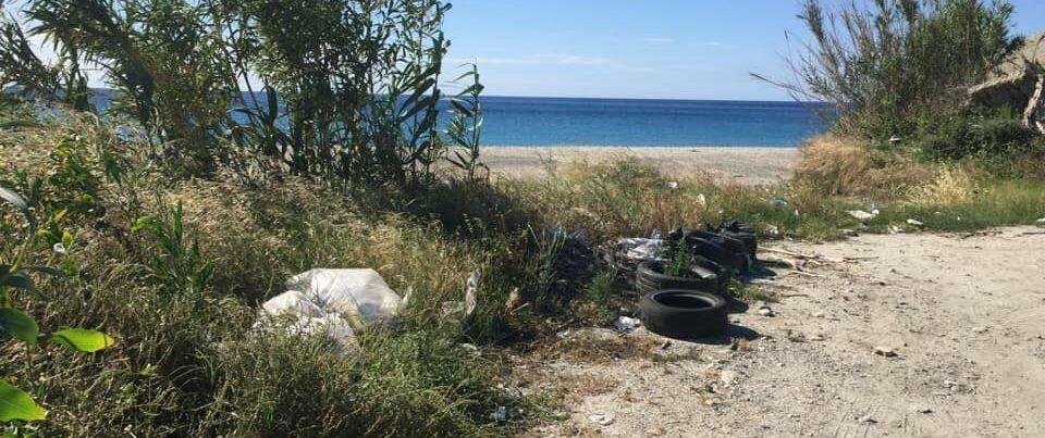 Discarica a cielo aperto in via Lungo Allaro. AttiviAmo Caulonia invita il comune alla riqualificazione dell’area