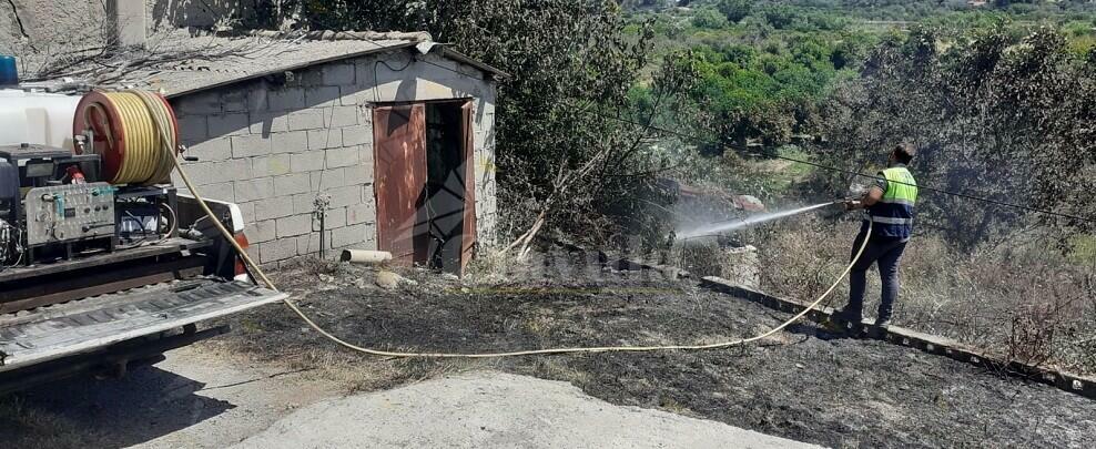 Caulonia: la Protezione civile salva dalle fiamme un’abitazione e un trattore