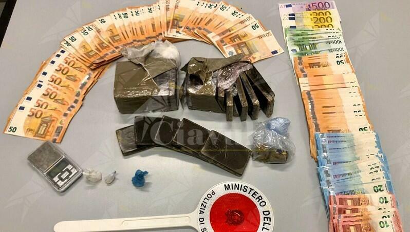 Trovato in possesso di due kg e mezzo di hashish, cocaina e MDMA. Arrestato