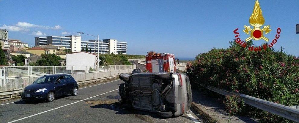 Incidente stradale in Calabria, auto si ribalta