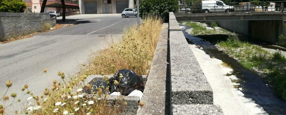 Gioiosa, rifiuti abbandonati nei pressi del ponte del Gallizzi