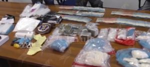 Trovati in possesso di droghe, materiale esplosivo, e 22 mila euro in contanti. Due persone arrestate item-thumbnail
