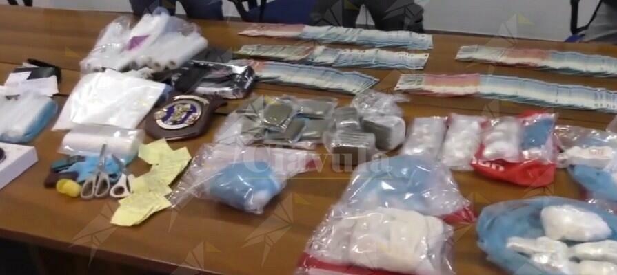 Trovati in possesso di droghe, materiale esplosivo, e 22 mila euro in contanti. Due persone arrestate