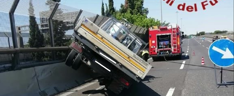 Panico in strada: furgone che trasportava bombole di azoto e ossigeno si schianta contro il guard-rail