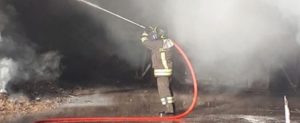 Notte di incendi in Calabria, in fiamme un’azienda di smaltimento rifiuti e un capannone di demolizioni auto item-thumbnail