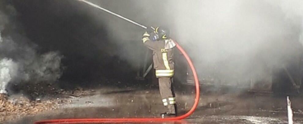 Notte di incendi in Calabria, in fiamme un’azienda di smaltimento rifiuti e un capannone di demolizioni auto