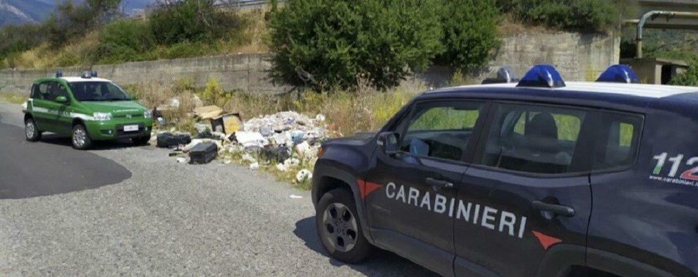 Rifiuti abbandonati nella Locride: pizzicati 4 furbetti che gettavano l’immondizia accanto alla fiumara