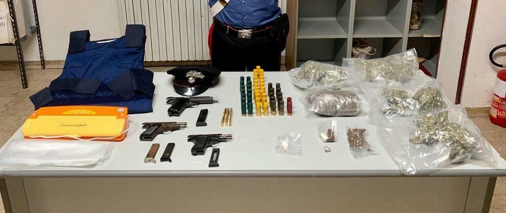 Armi e droga trovate in uno stabile in Calabria, indagano i carabinieri
