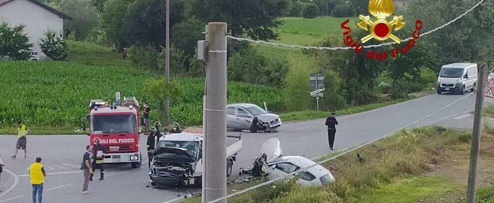 Tre auto coinvolte in un incidente stradale, intervengono i vigili del fuoco