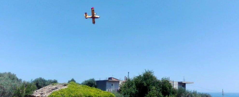 Fotonotizia: canadair in azione a Bovalino