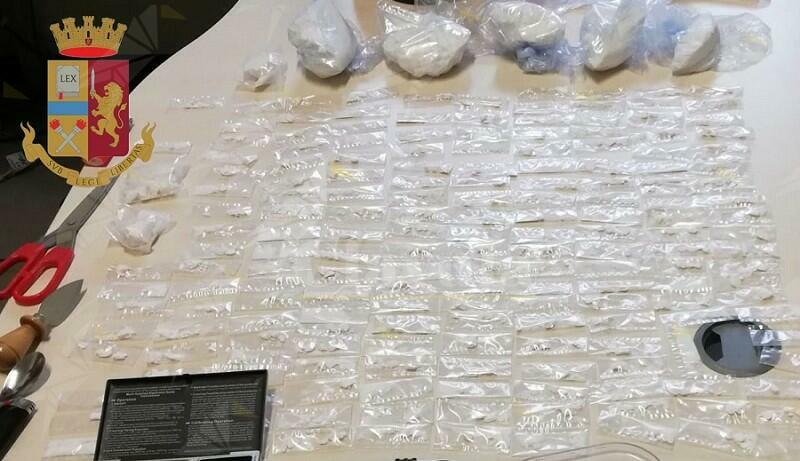 Coppia di fidanzati sorpresi in casa con 580 grammi di cocaina, arrestati