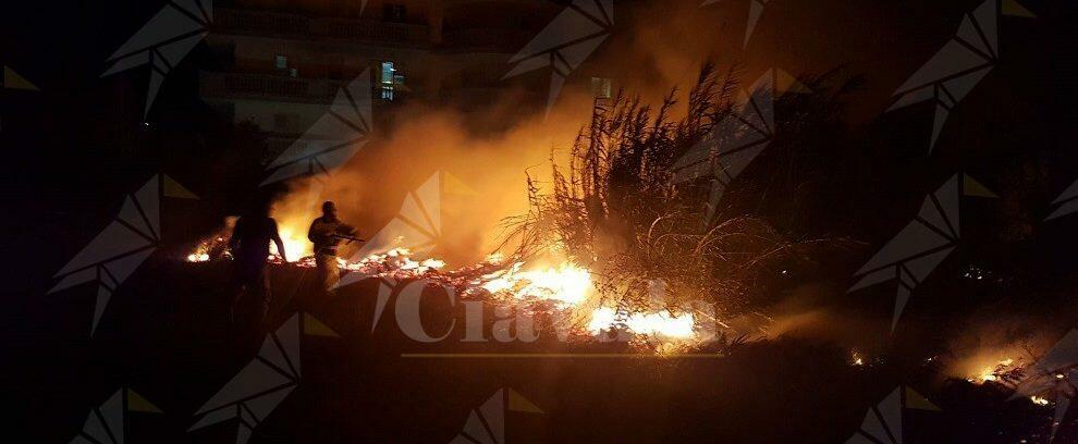 Incendio a Caulonia marina nei pressi del lungomare. Tempestivo intervento della Protezione civile