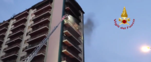 Incendio al nono piano di un palazzo, rinvenuta una vittima in un appartamento item-thumbnail