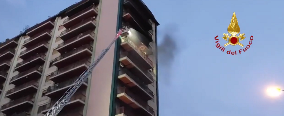 Incendio al nono piano di un palazzo, rinvenuta una vittima in un appartamento