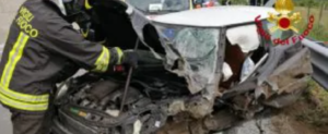 Scontro violento tra due auto sulla Statale, due i feriti item-thumbnail