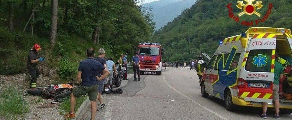 Tremendo incidente stradale, motociclista si schianta sul guardrail e rimbalza contro un’auto