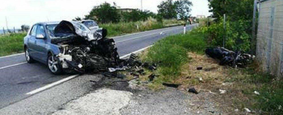 Incidente mortale sulla statale 106, terribile scontro tra auto e moto