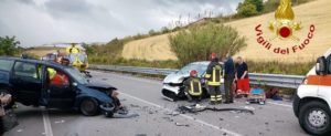 Violento schianto frontale tra due auto. Tre i feriti, uno è grave item-thumbnail