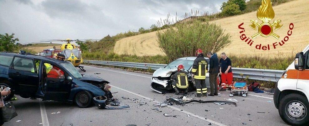 Violento schianto frontale tra due auto. Tre i feriti, uno è grave