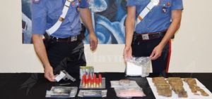 Calabria: i carabinieri trovano in un ex istituto scolastico armi, droghe e un ordigno artigianale item-thumbnail