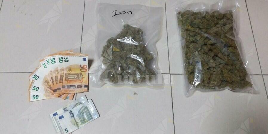 In auto con 300 grammi di marijuana, arrestato