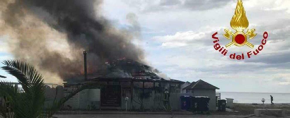 In fiamme uno stabilimento balneare in Calabria, indagano i carabinieri