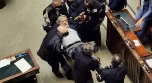 Pagliacciata di Sgarbi in parlamento item-thumbnail