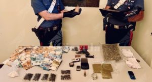 Trovato in possesso di una pistola, droghe e 55 mila euro in contanti. Arrestato item-thumbnail