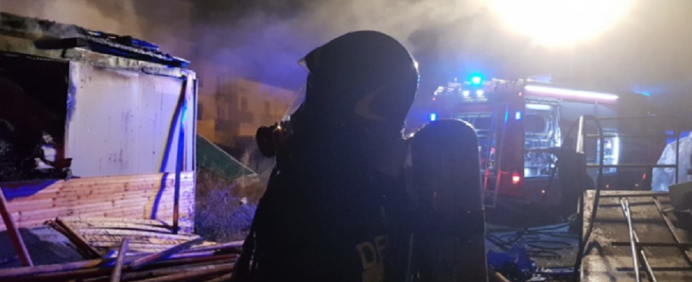 Notte di fuoco nella Locride: in fiamme uno stabilimento balneare a Siderno e un autolavaggio a Locri