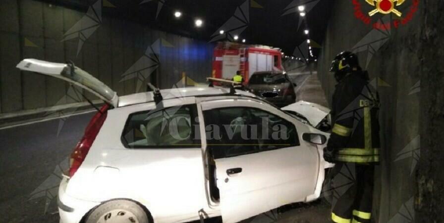 Incidente nel tunnel, due automobili coinvolte