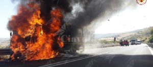 Autocarro in fiamme sulla S.S. 514, non ci sono feriti item-thumbnail