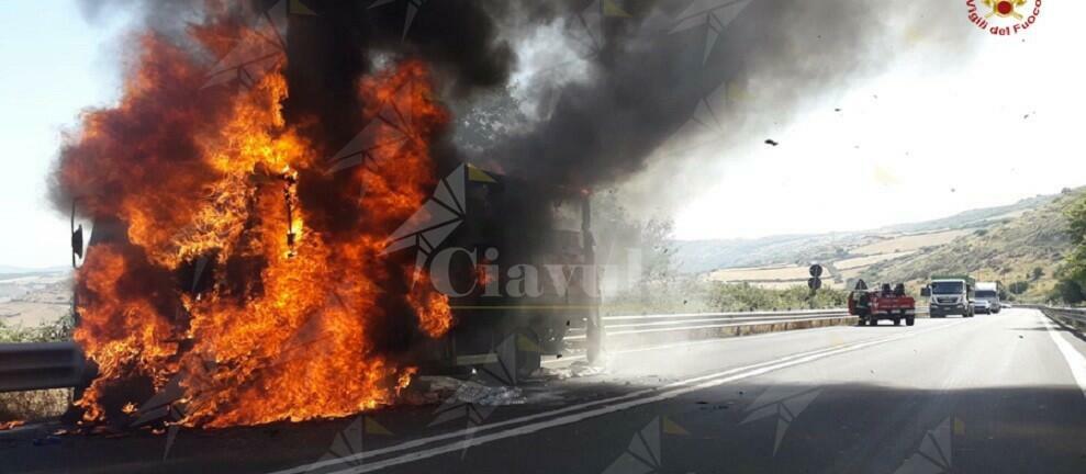 Autocarro in fiamme sulla S.S. 514, non ci sono feriti