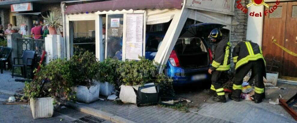 Scontro tra due auto: una finisce in pizzeria, 5 persone ferite