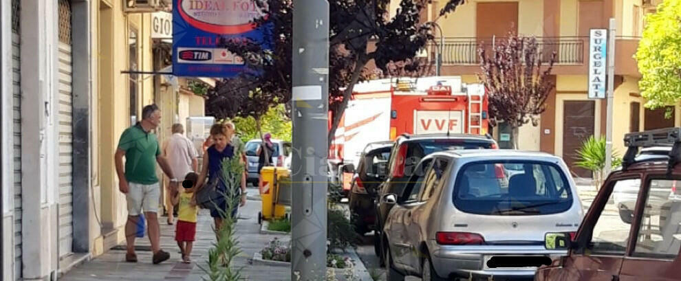 Caulonia, i vigili del fuoco in via Carlo Alberto dalla Chiesa