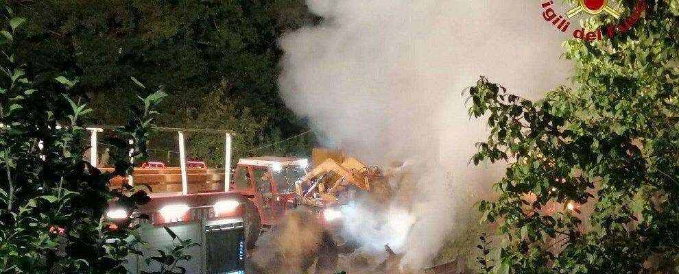 Incendio in un capannone nel vibonese, intervengono i vigili del fuoco